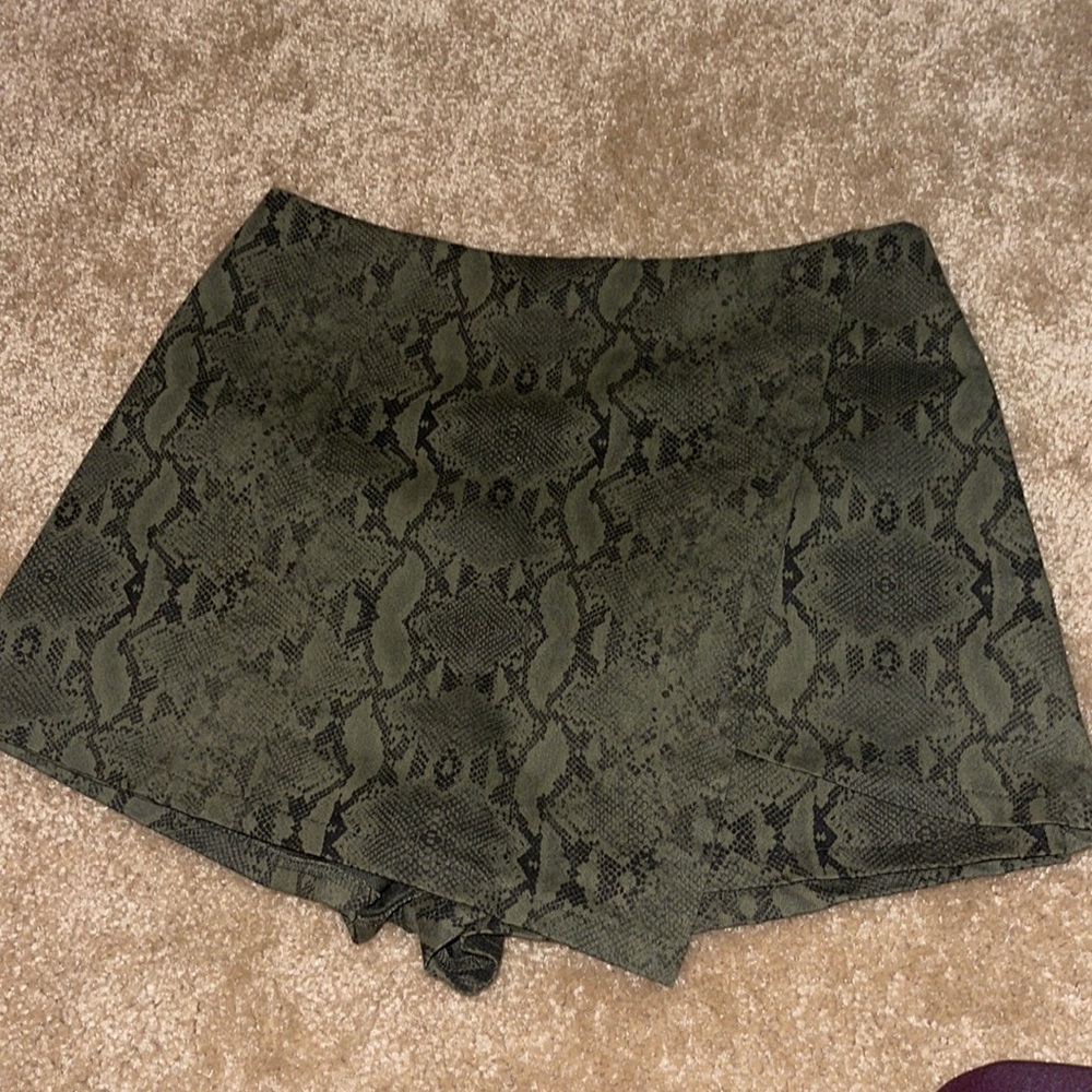 Snakeskin skort